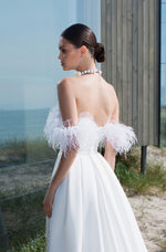 Vestido de novia evasé de mikado con tirantes de plumas extraíbles