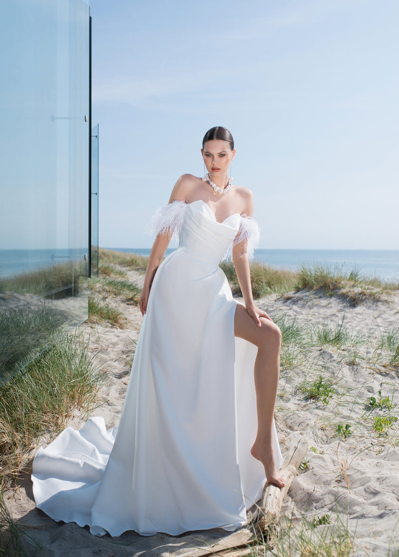 Vestido de novia evasé de mikado con tirantes de plumas extraíbles