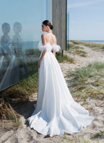 Vestido de novia evasé de mikado con tirantes de plumas extraíbles