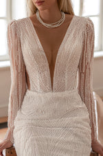 Vestido de novia estilo sirena con mangas largas y lentejuelas