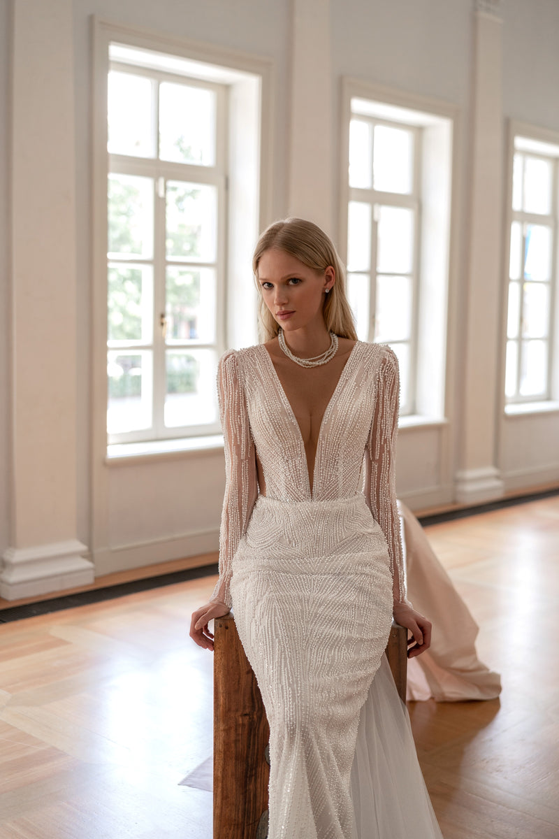 Vestido de novia estilo sirena con mangas largas y lentejuelas