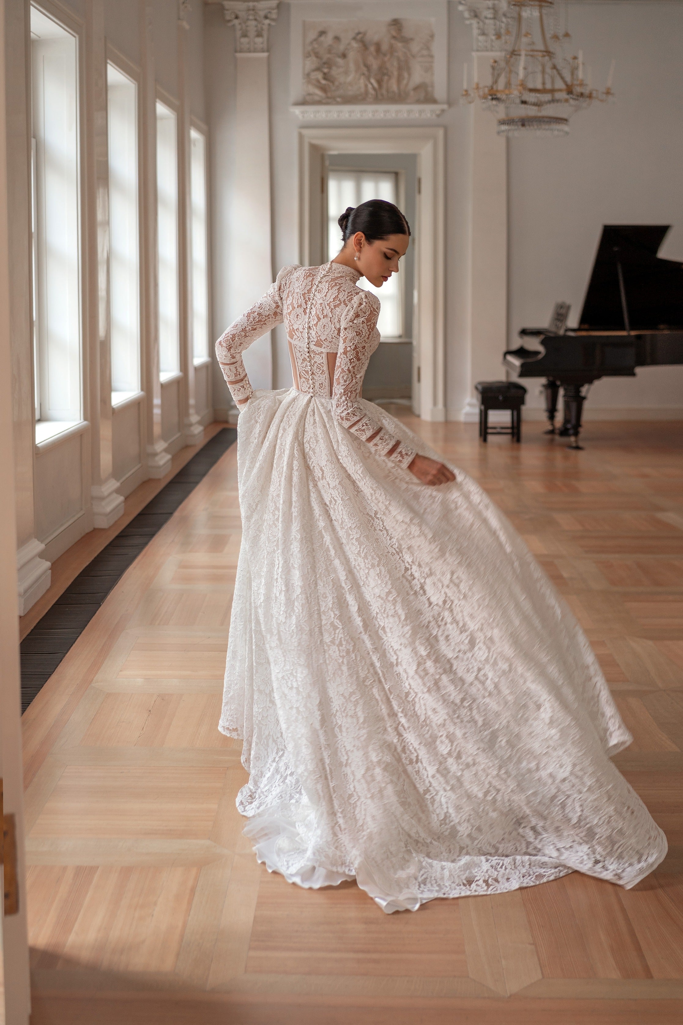Romantic A-Line Long Sleeve High Neck Wedding Gown with Floral Lace EU38 Romantic A-Line Long Sleeve High Neck Wedding Gown with Floral Lace EU38
