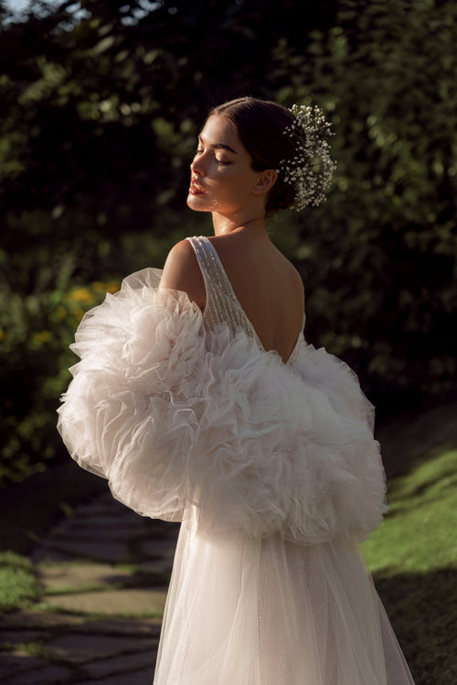 Robe de mariée sirène scintillante à col en V avec cape florale volumétrique saisissante