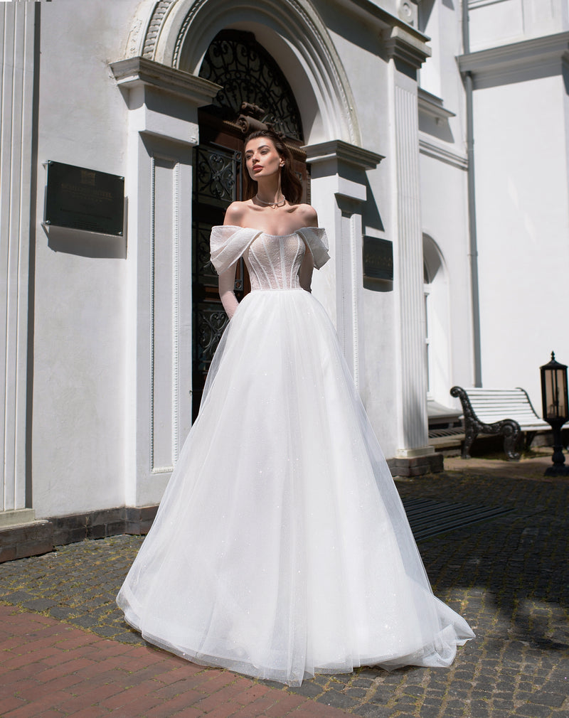 Vestido de novia evasé con hombros descubiertos y guantes