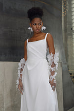 Vestido de noiva minimalista linha A com decote quadrado e mangas removíveis