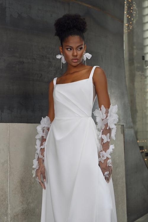 Vestido de noiva minimalista linha A com decote quadrado e mangas removíveis