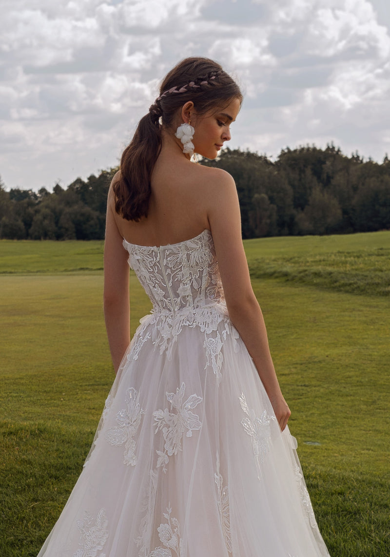 Vestido de novia evasé sin tirantes con bolero tridimensional