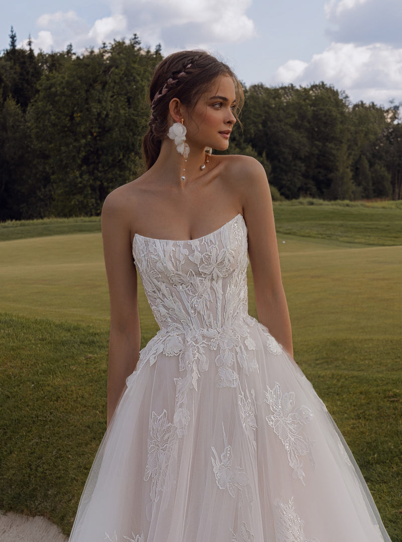 Vestido de novia evasé sin tirantes con bolero tridimensional