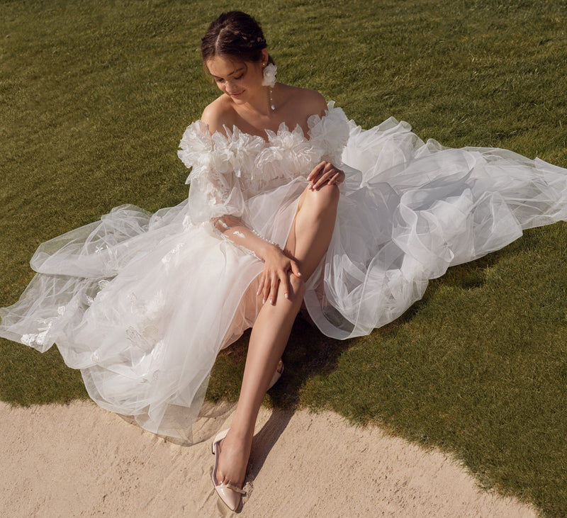 Vestido de novia evasé sin tirantes con bolero tridimensional