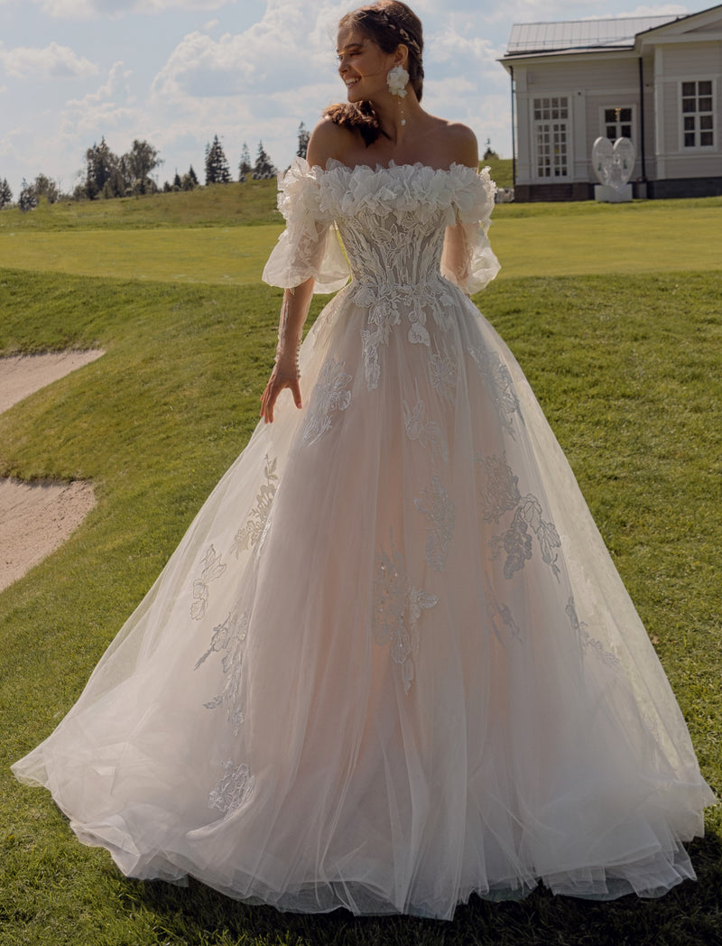 Vestido de novia evasé sin tirantes con bolero tridimensional