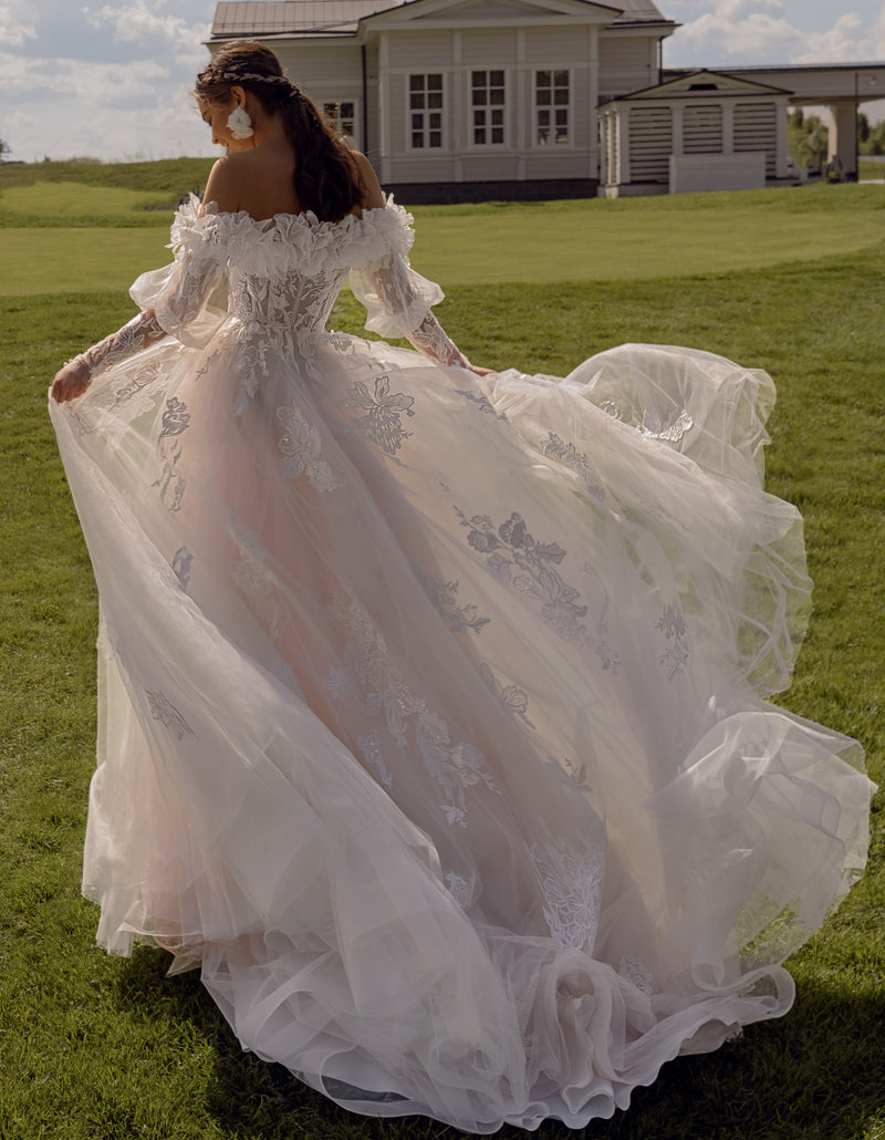 Vestido de novia evasé sin tirantes con bolero tridimensional