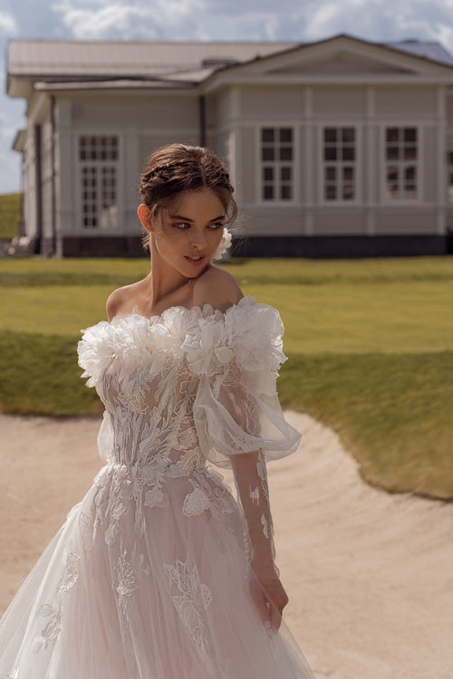 Vestido de novia evasé sin tirantes con bolero tridimensional