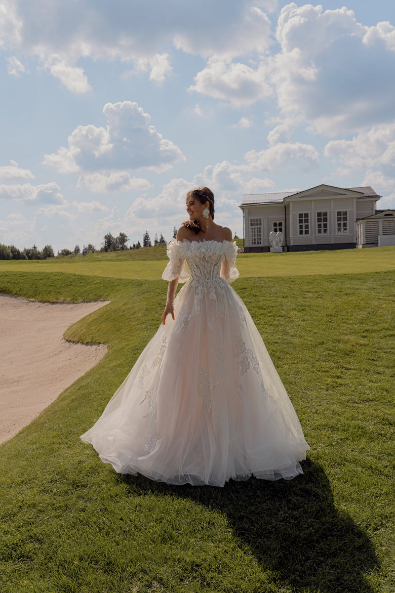 Vestido de novia evasé sin tirantes con bolero tridimensional