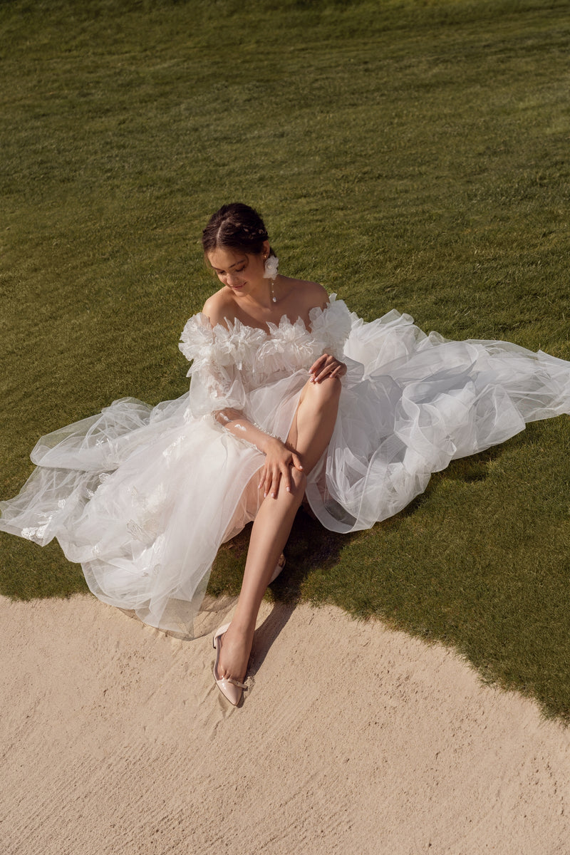 Vestido de novia evasé sin tirantes con bolero tridimensional