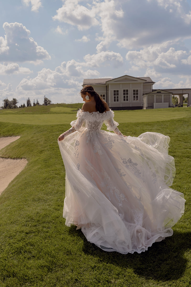 Vestido de novia evasé sin tirantes con bolero tridimensional