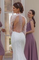 Vestido de novia sirena de manga larga, cuello alto y precioso detalle en la espalda