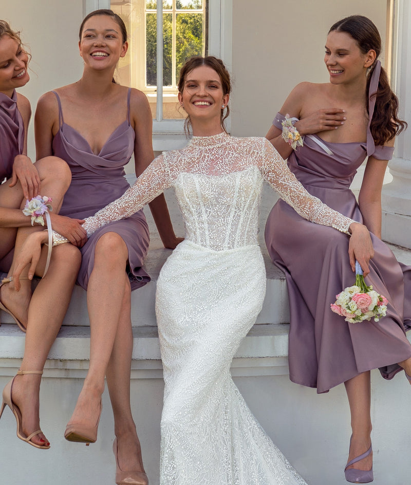 Vestido de novia sirena de manga larga, cuello alto y precioso detalle en la espalda