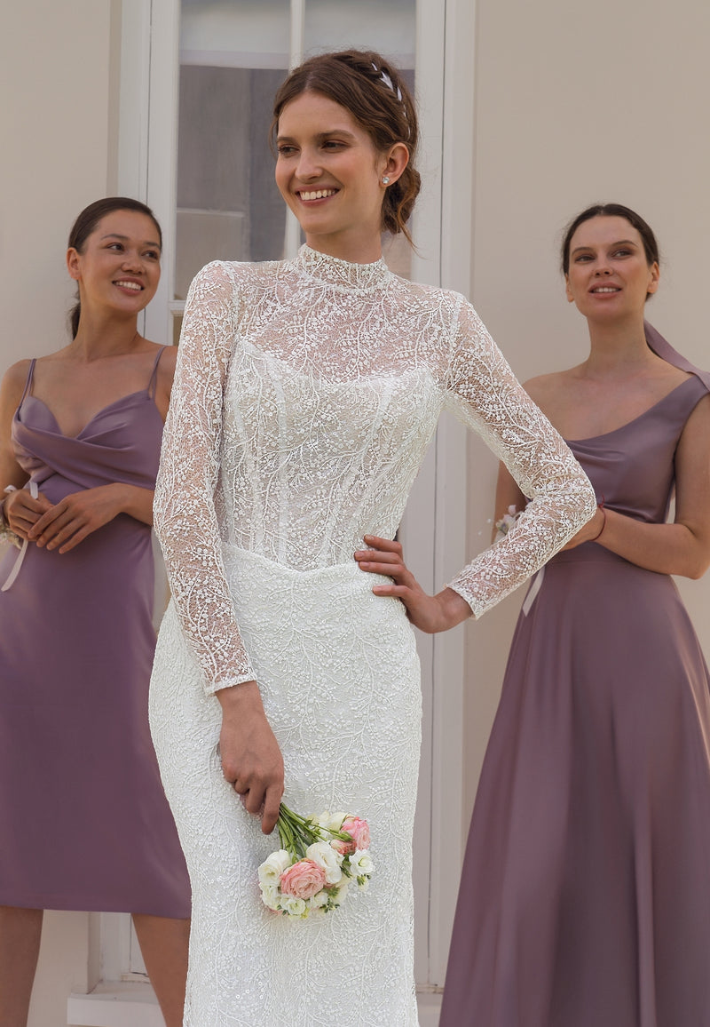 Vestido de novia sirena de manga larga, cuello alto y precioso detalle en la espalda