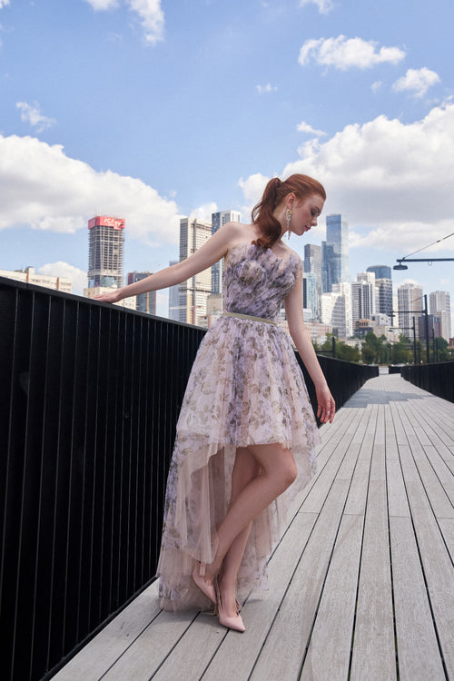 Vestido de cóctel con estampado floral alto y bajo con tirantes 