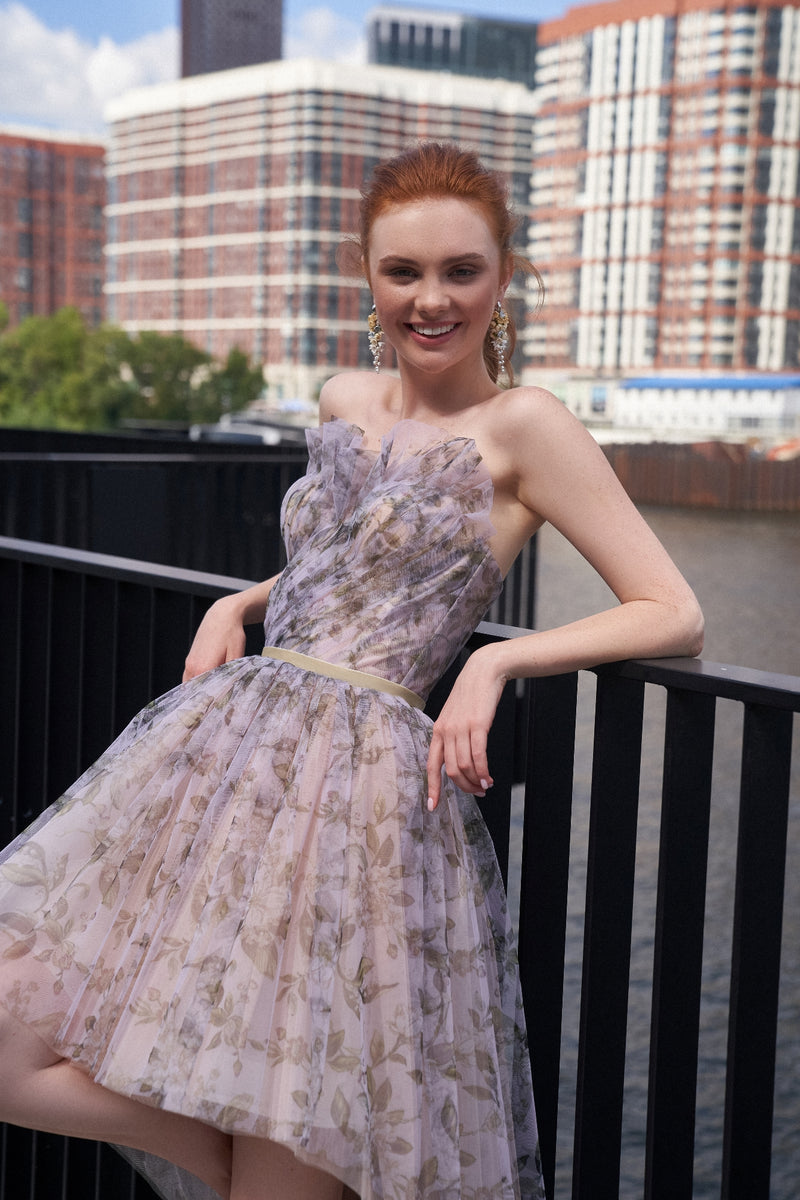 Vestido de cóctel con estampado floral alto y bajo con tirantes 