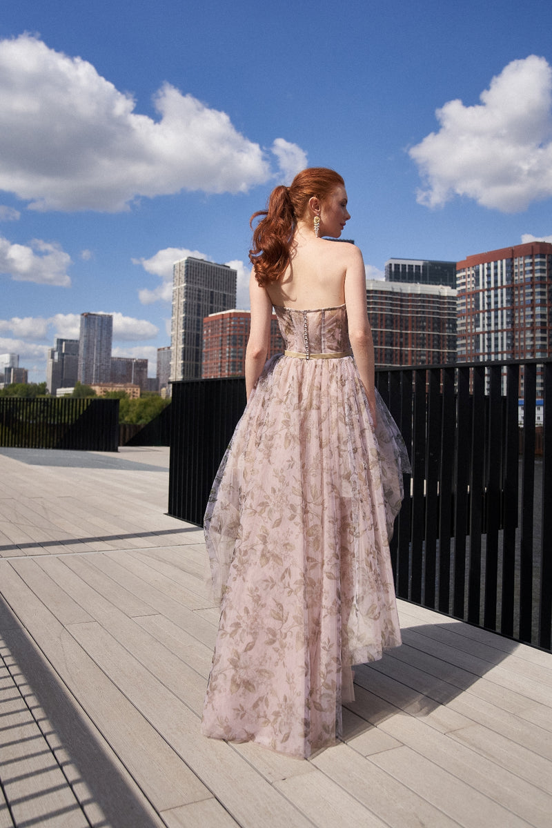 Vestido de cóctel con estampado floral alto y bajo con tirantes 