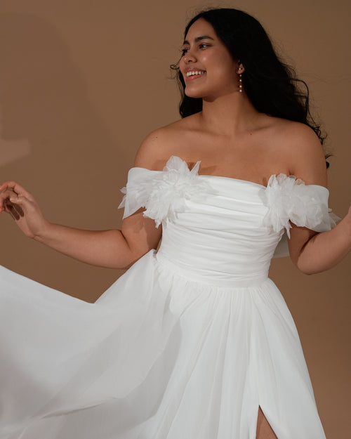 Robe de mariée en organza à épaules dénudées avec détail d'épaule fleuri en 3D et fente latérale