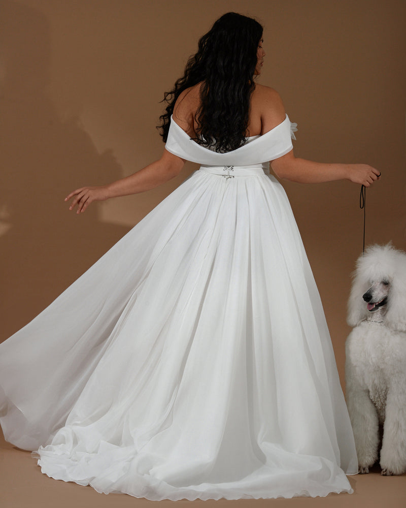 Off-The-Shoulder A-Line Organza Wedding Dress with 3-D Flower Shoulder Detail and Side Slit EU42 Off-The-Shoulder A-Line Organza Wedding Dress with 3-D Flower Shoulder Detail and Side Slit EU42