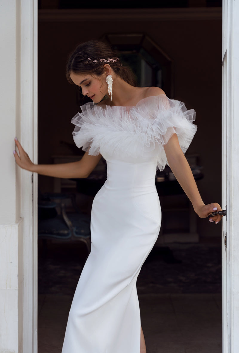 Vestido midi blanco sin tirantes con detalle de hombros descubiertos en 3D