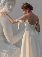 Vestido de novia con escote en V y tirantes finos con detalles nacarados