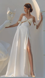 Robe de mariée à fines bretelles et col en V avec détails nacrés