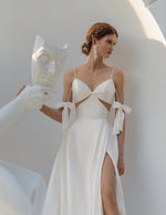 Vestido de novia con escote en V y tirantes finos con detalles nacarados