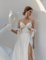 Robe de mariée à fines bretelles et col en V avec détails nacrés