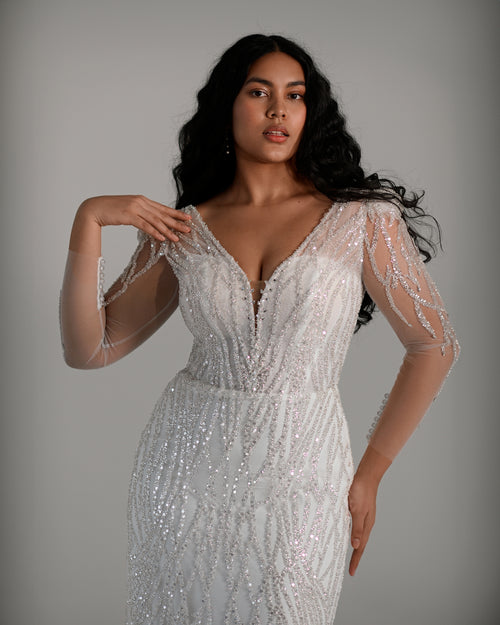 Robe de mariée fourreau scintillante à manches longues et col en V 