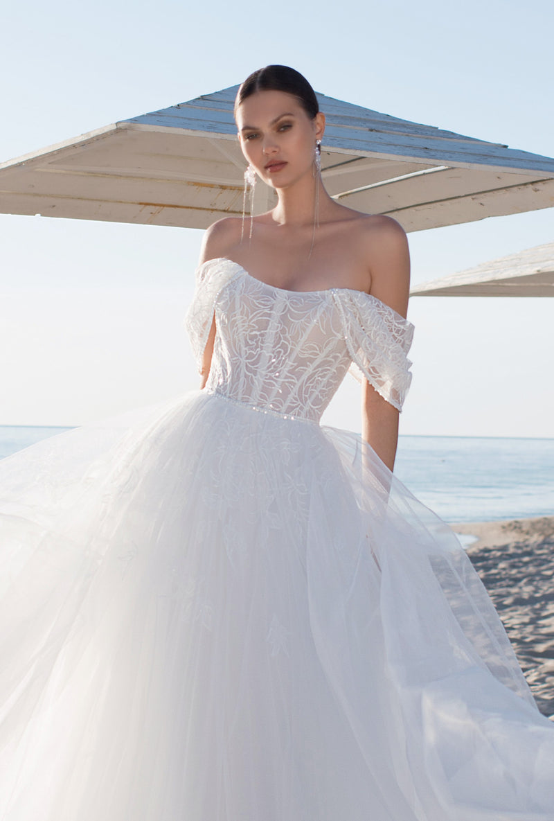 Superbe robe de mariée à épaules dénudées