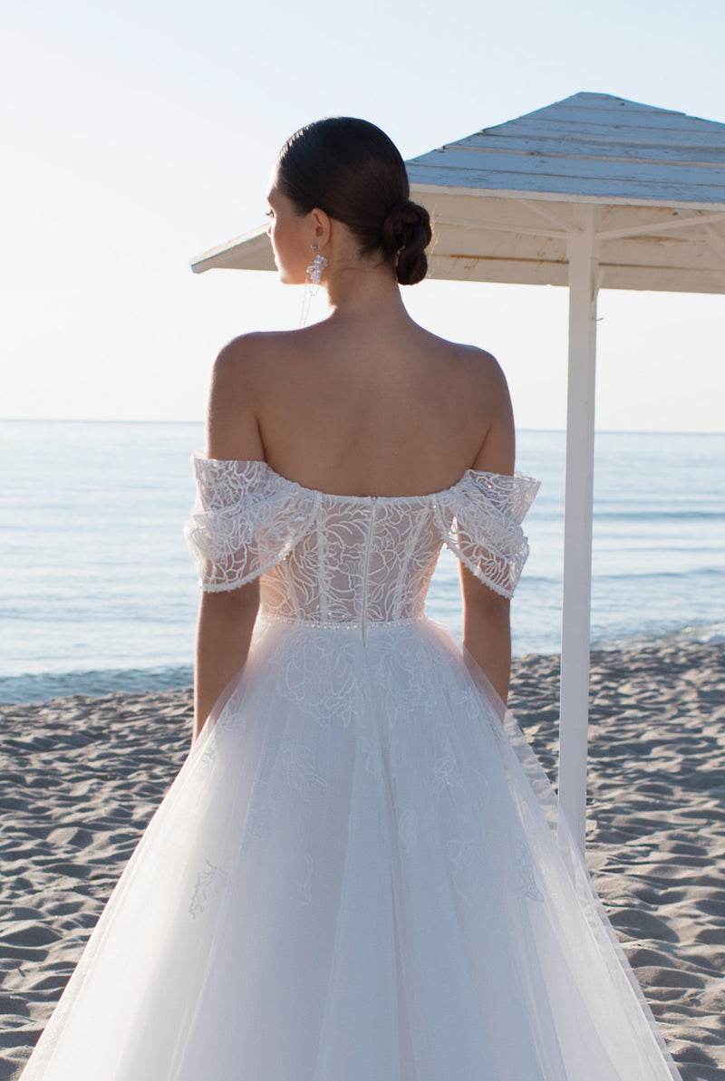 Impresionante vestido de novia con hombros descubiertos