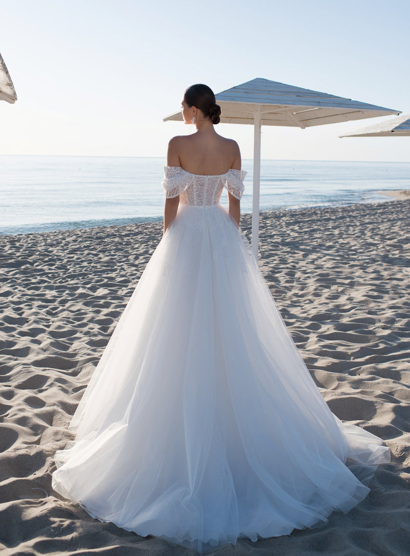 Impresionante vestido de novia con hombros descubiertos