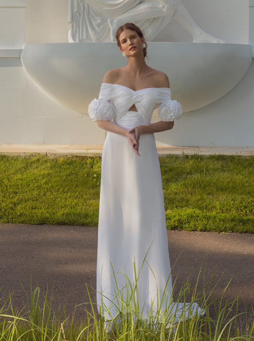 Vestido de novia minimalista de seda con hombros descubiertos y guantes de rosas en 3D