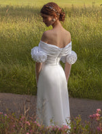 Vestido de novia minimalista de seda con hombros descubiertos y guantes de rosas en 3D