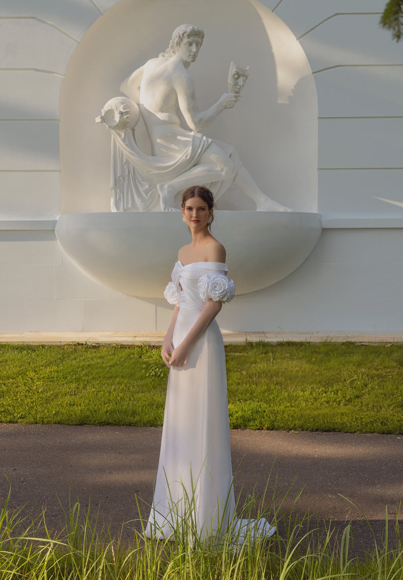 Vestido de novia minimalista de seda con hombros descubiertos y guantes de rosas en 3D