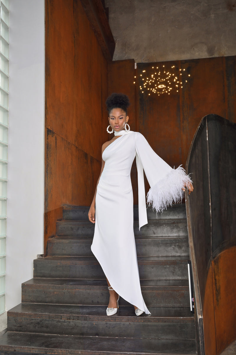 Robe longue blanche en soie à une épaule