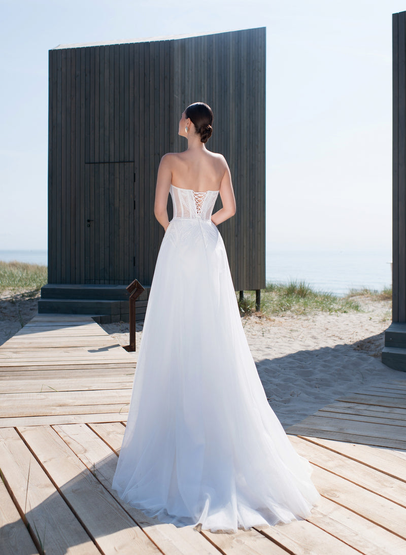 Vestido de novia evasé sin tirantes con bolero