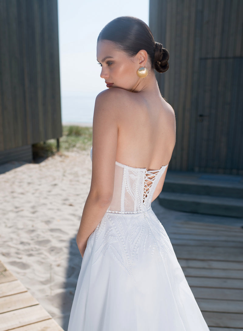 Vestido de novia evasé sin tirantes con bolero