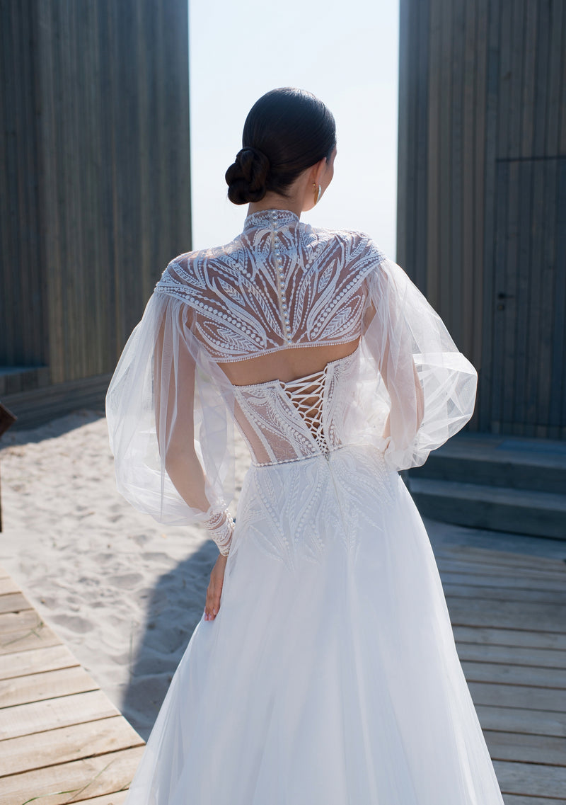 Vestido de novia evasé sin tirantes con bolero