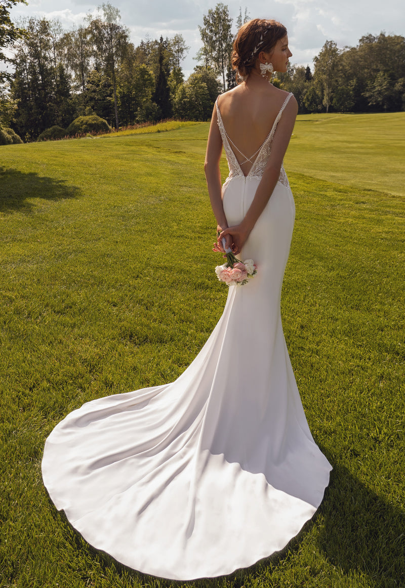 Delicate V-Neck Mermaid Wedding Dress