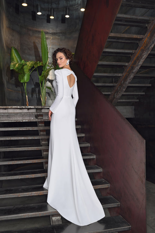 Vestido de novia minimalista con cuello cuadrado y manga larga