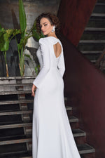 Vestido de novia minimalista con cuello cuadrado y manga larga