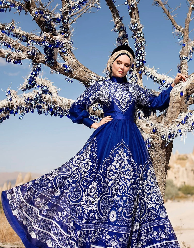 Vestido modesto con estampado oriental azul de manga larga 