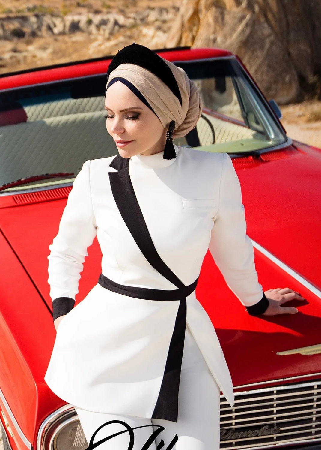 Elegant Black and White Women's Suit - Two Pieces HAREM's Brides Elegant Black and White Women's Suit - Two Pieces HAREM's Brides