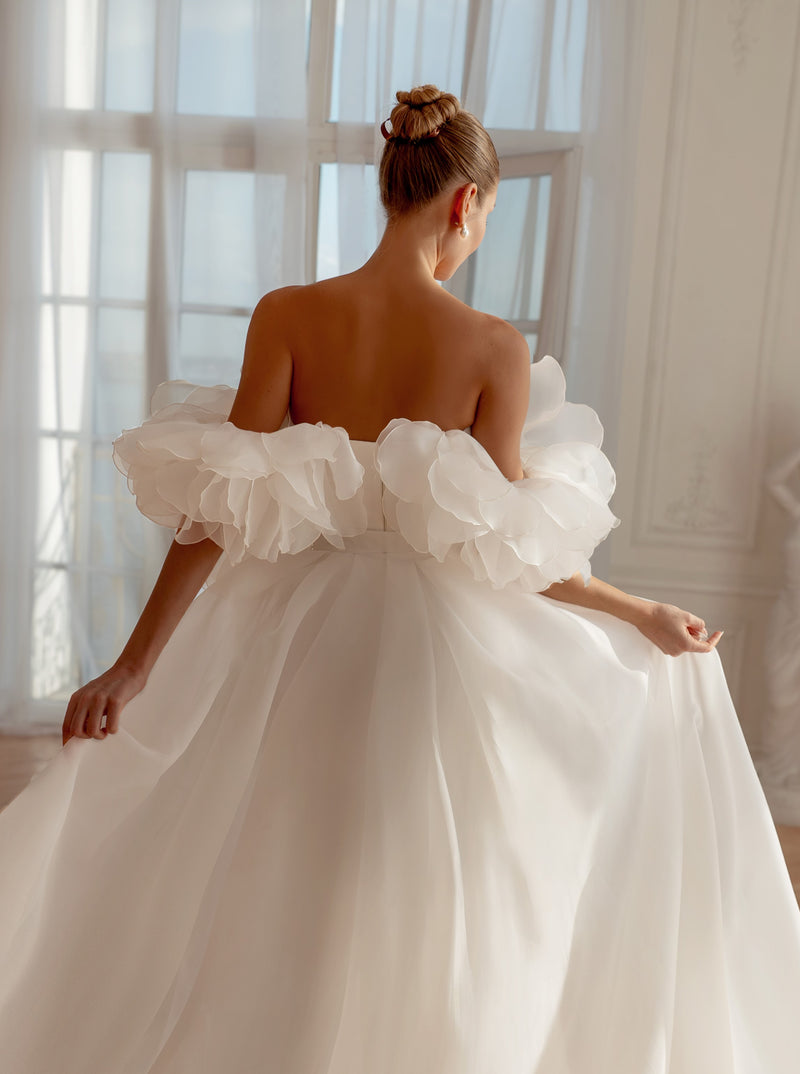 Gerbera Soft Satin Mermaid Wedding Dress with Organza Detachable Train –  HAREM's Brides
