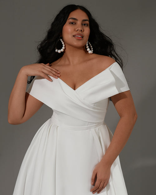 Robe de mariée minimaliste à épaules dénudées et corsage croisé captivant 